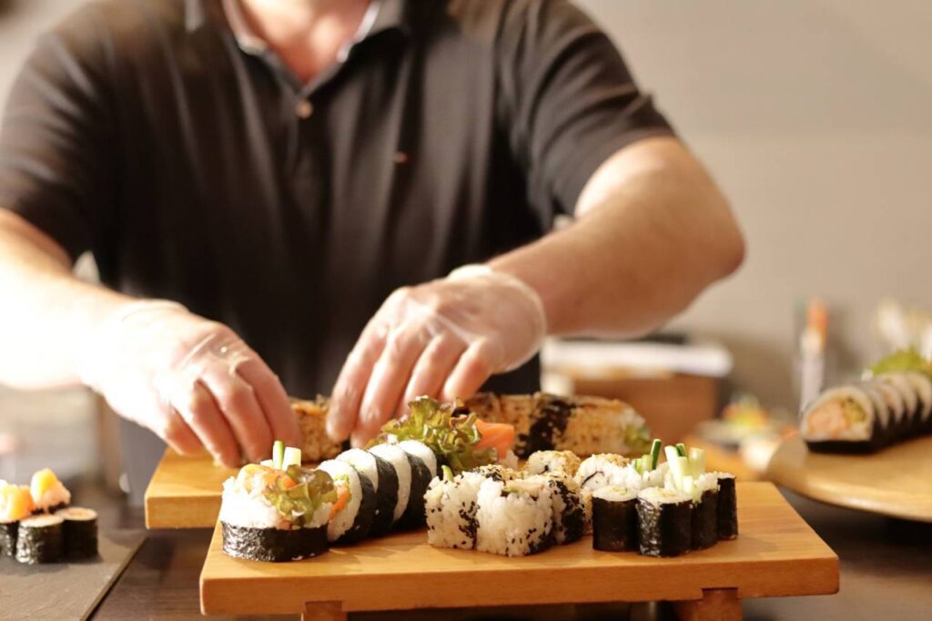 Mężczyzna przygotowujący sushi